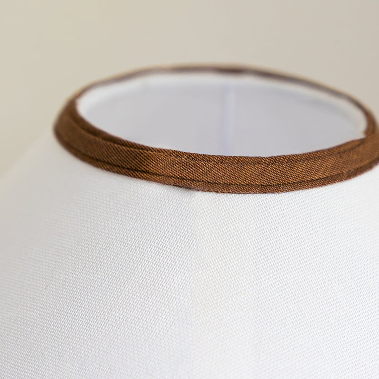 LuxePalisades™ Tischlampe – Geometrische Holz-Designlampe mit Stoffschirm & warmem Licht