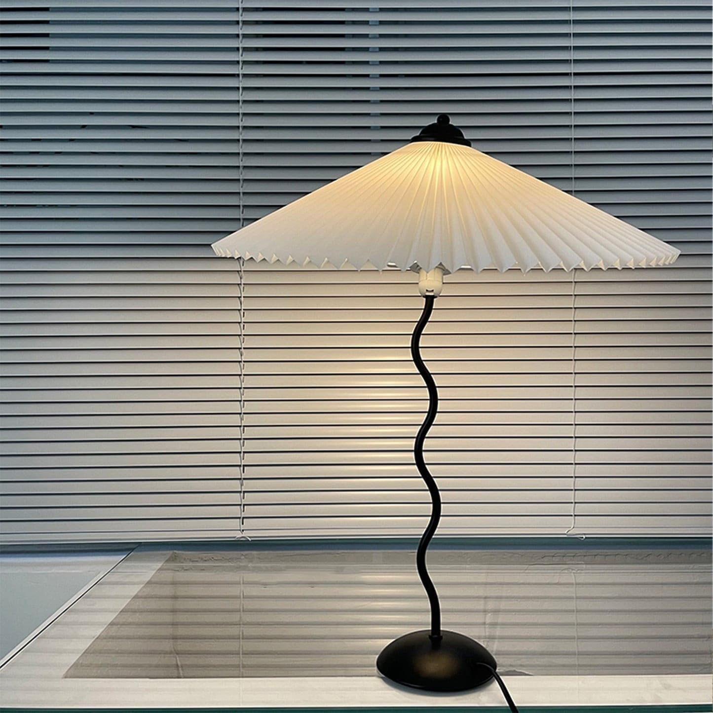 LuxeFold™ Tischlampe – Design-Leuchte mit plissiertem Schirm & Holzfuß