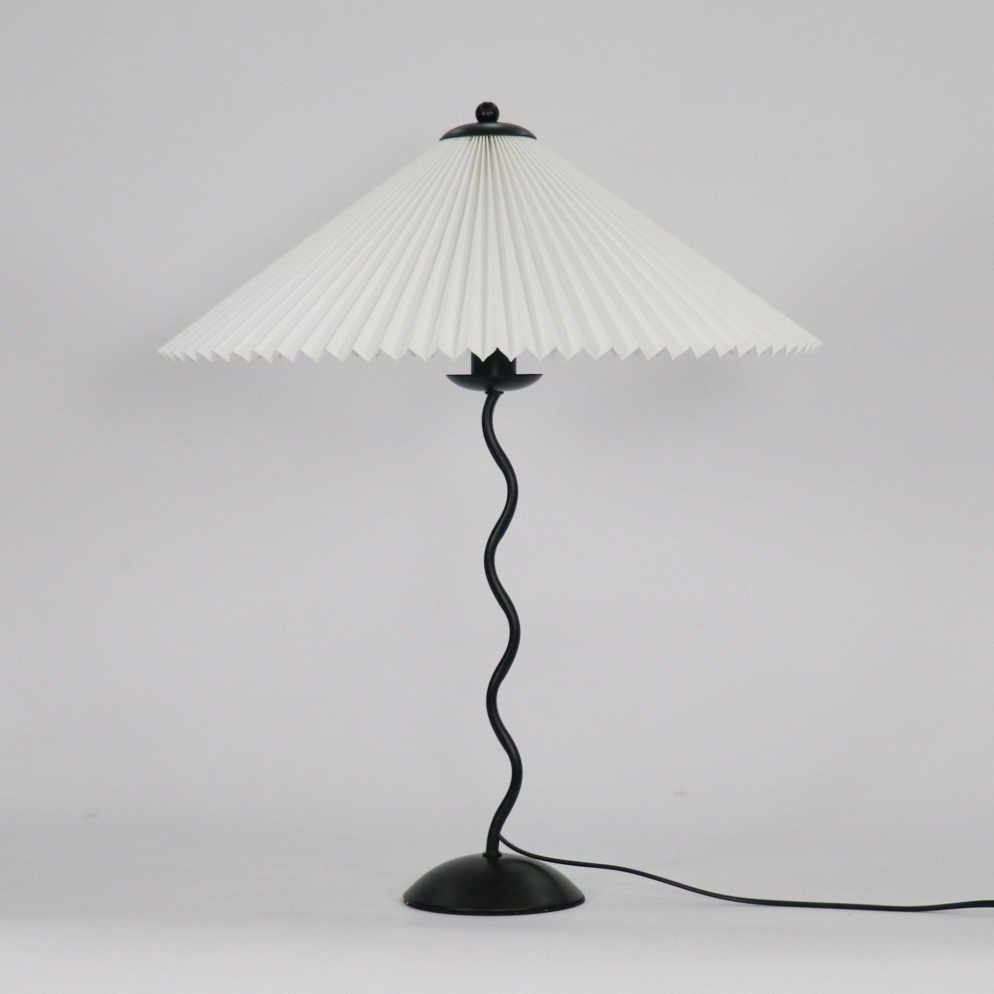 LuxeFold™ Tischlampe – Design-Leuchte mit plissiertem Schirm & Holzfuß