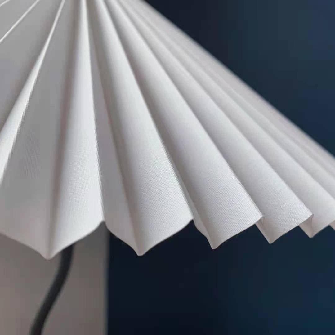 LuxeFold™ Tischlampe – Design-Leuchte mit plissiertem Schirm & Holzfuß