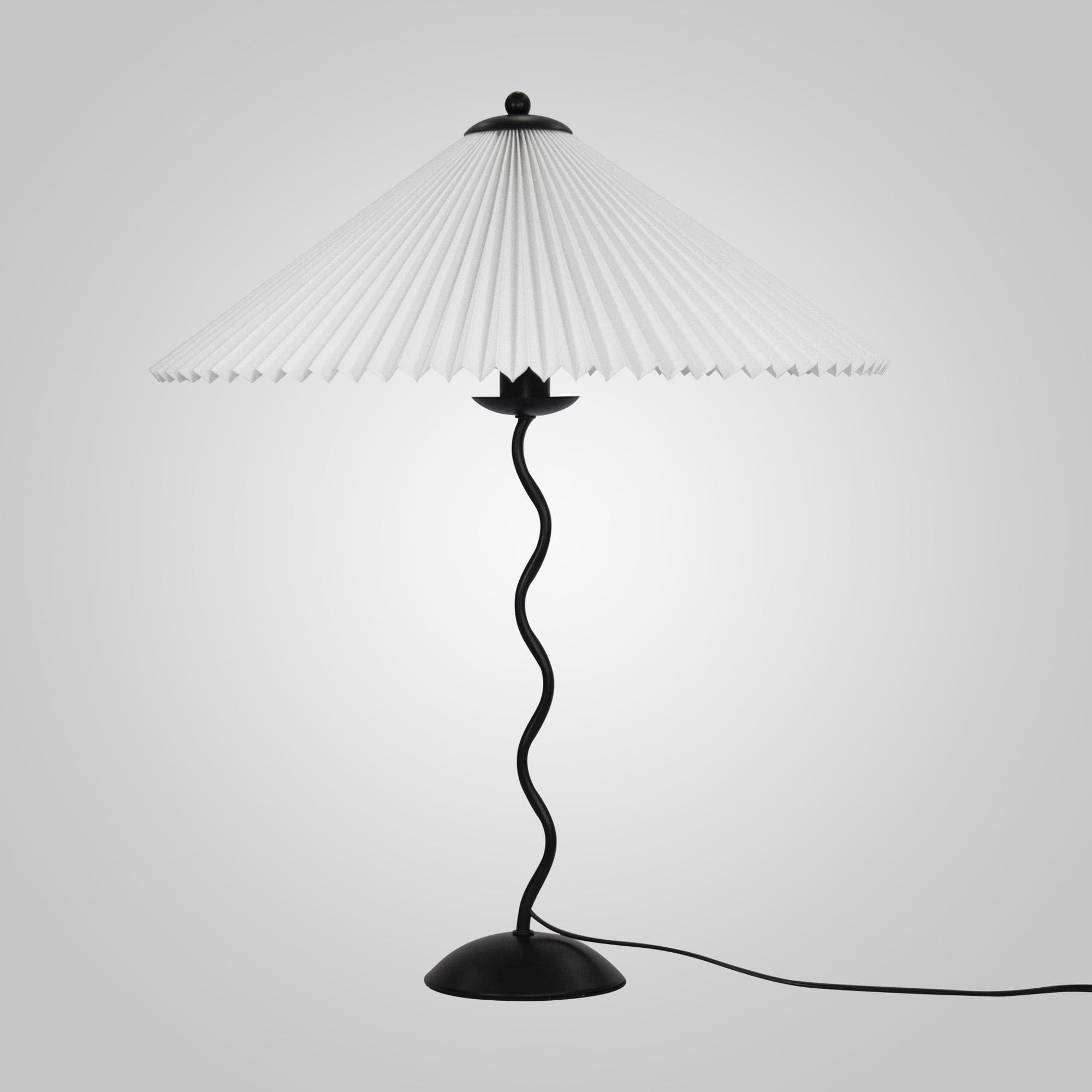 LuxeFold™ Tischlampe – Design-Leuchte mit plissiertem Schirm & Holzfuß