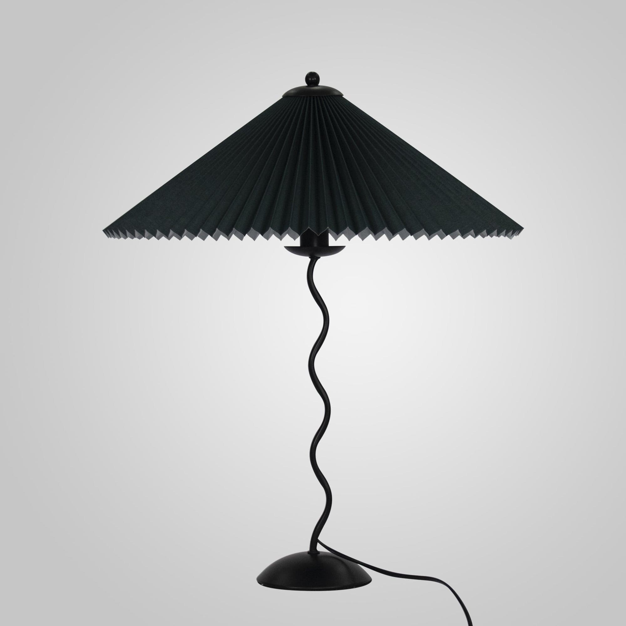 LuxeFold™ Tischlampe – Design-Leuchte mit plissiertem Schirm & Holzfuß