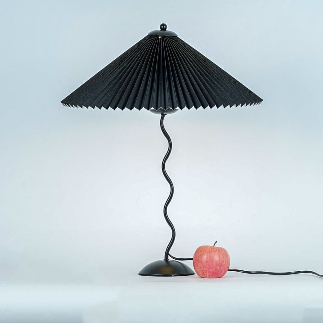 LuxeFold™ Tischlampe – Design-Leuchte mit plissiertem Schirm & Holzfuß