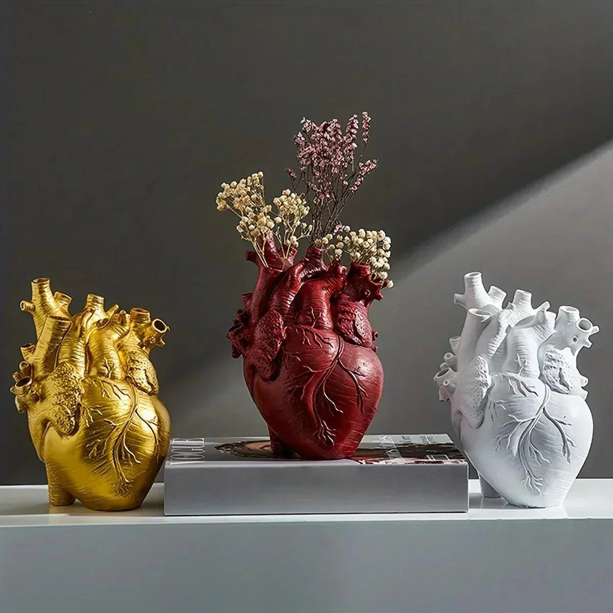 LoveAura™ – Herzförmige Design-Vase aus Resin für stilvolle Wohnakzente