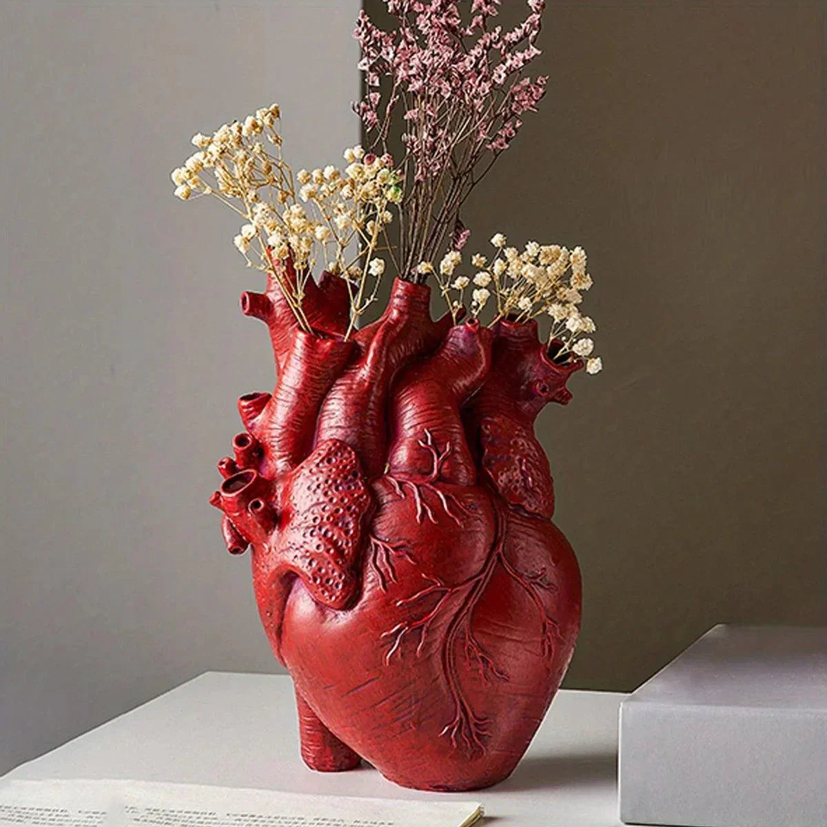 LoveAura™ – Herzförmige Design-Vase aus Resin für stilvolle Wohnakzente