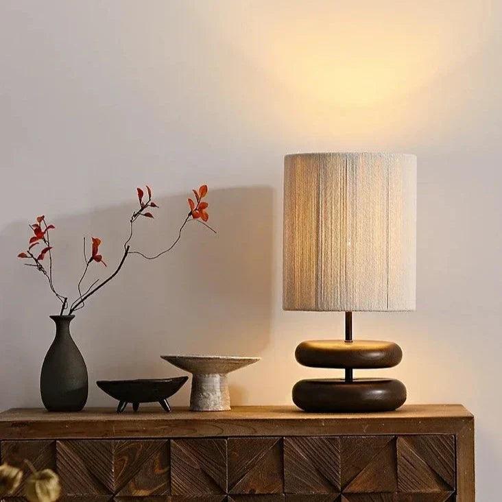 WalnutAura™ Tischlampe – Elegante Holz-Nachttischlampe mit Stoffschirm & warmem Licht