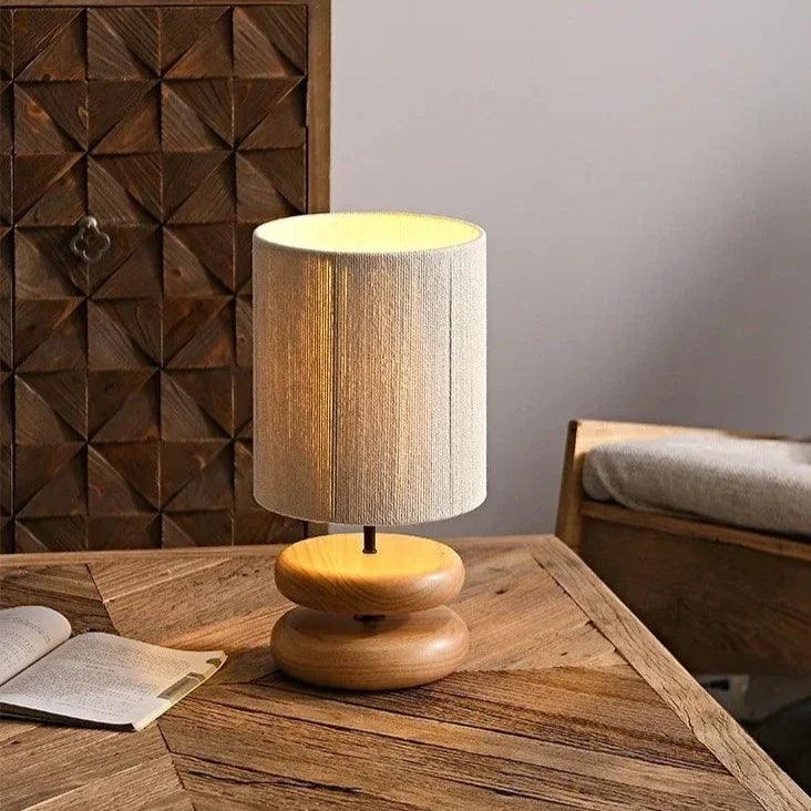 WalnutAura™ Tischlampe – Elegante Holz-Nachttischlampe mit Stoffschirm & warmem Licht