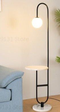 NordicGlow™ – Skandinavische Stehlampe mit integriertem Beistelltisch & LED-Dimmfunktion