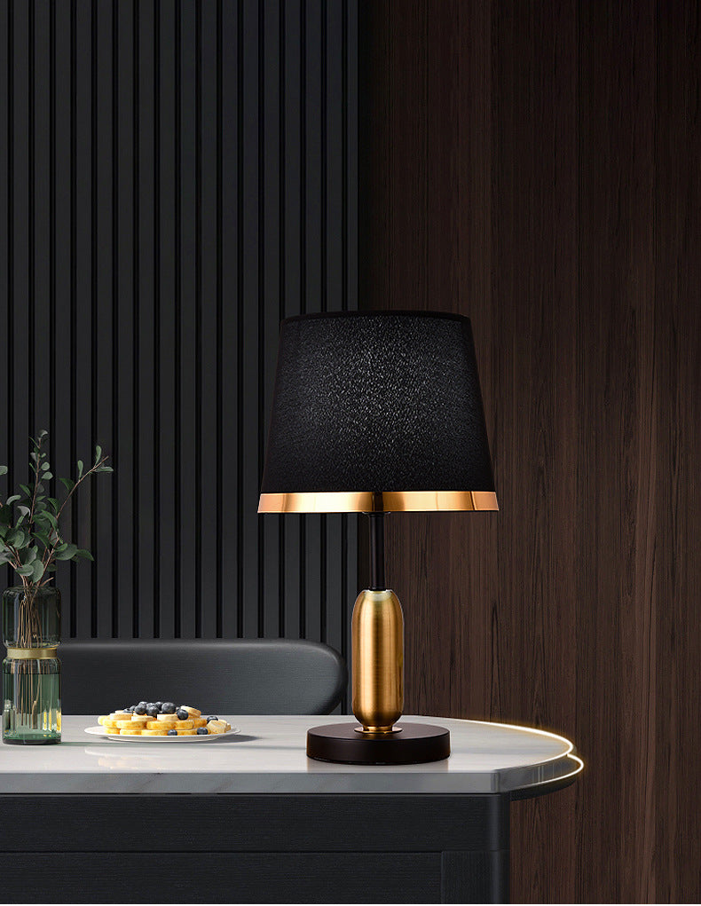 NoirBeam™ Elegante Tischleuchte in Gold & Schwarz – Moderne LED-Lampe für stilvolle Wohnräume