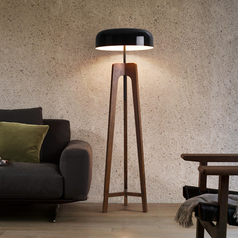 SkandiGlow™ Scandinavian Floor Lamp – Minimalistische Tripod-Stehlampe aus Walnussholz