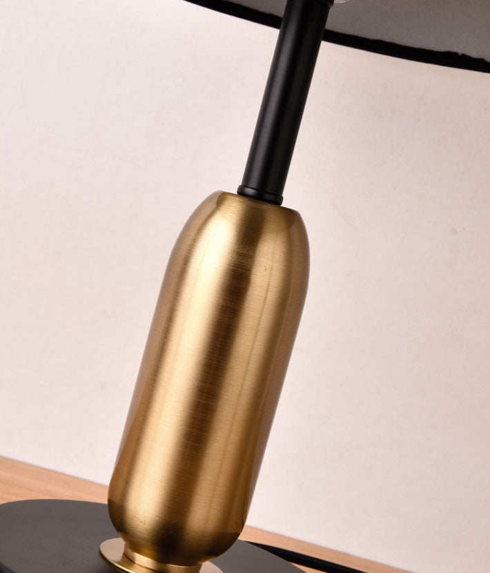 NoirBeam™ Elegante Tischleuchte in Gold & Schwarz – Moderne LED-Lampe für stilvolle Wohnräume