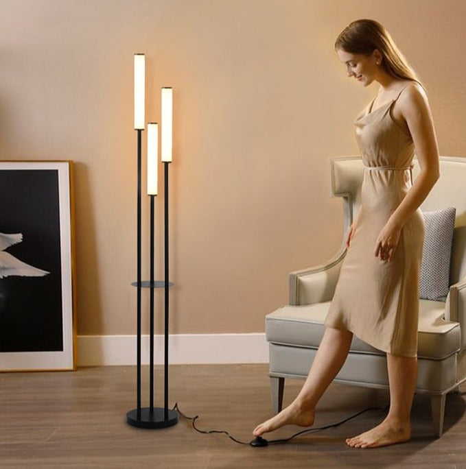 GlowRack™ LED Stehlampe mit Regal – Dimm­bare Aluminium-Bodenleuchte mit Ablage & Fernbedienung