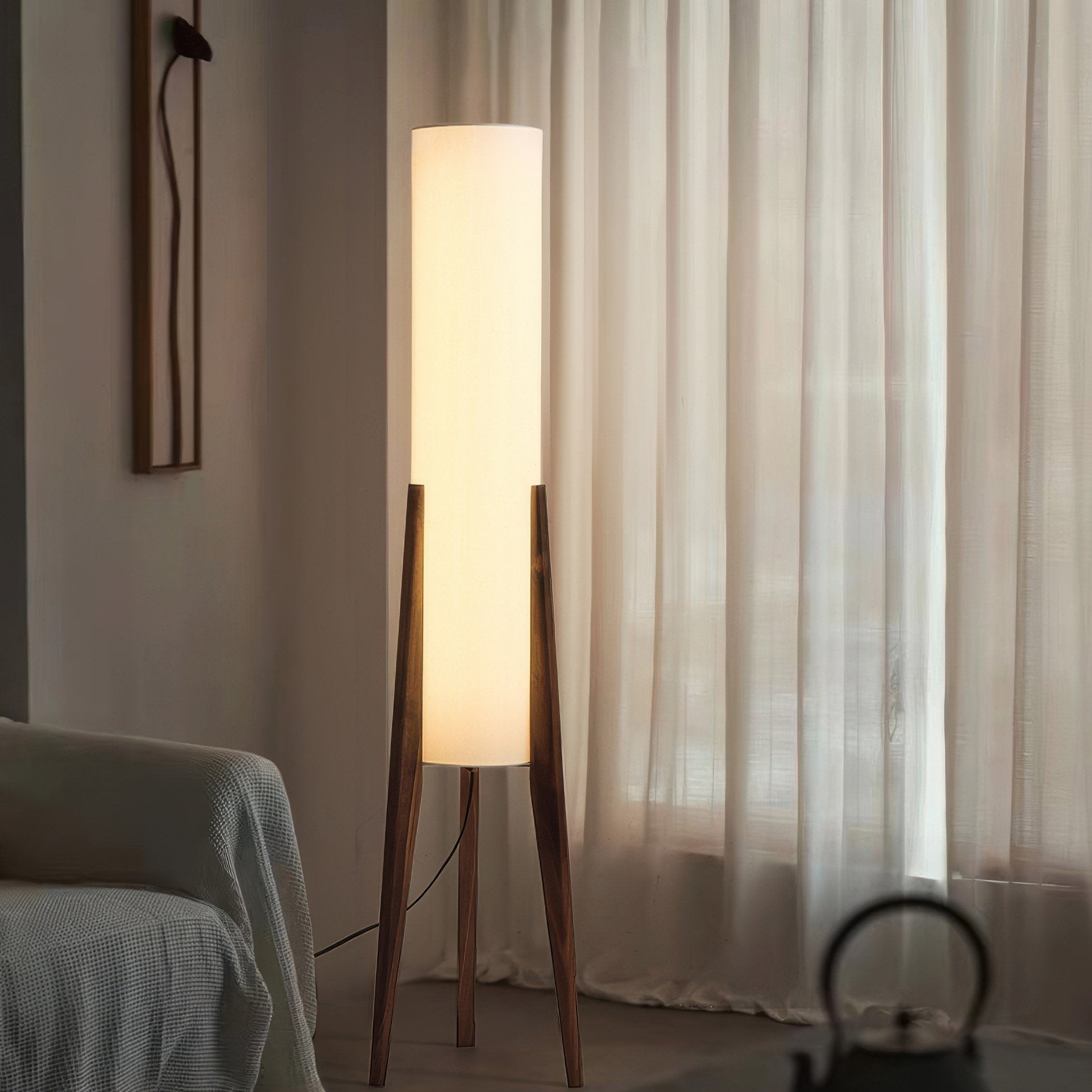 Halene™ Solid Walnut Floor Lamp – Stehlampe aus massivem Walnussholz im Mid-Century-Design