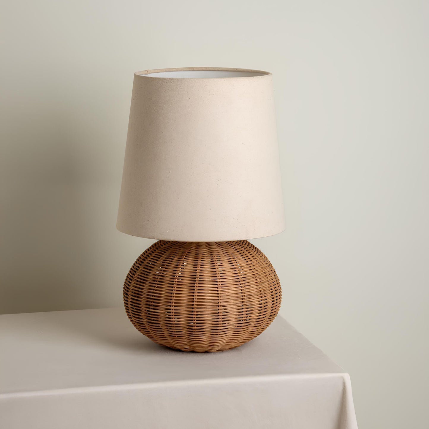FinleyLuxe™ Tischlampe – Natürliche Rattan-Designlampe mit Stoffschirm & warmem Licht