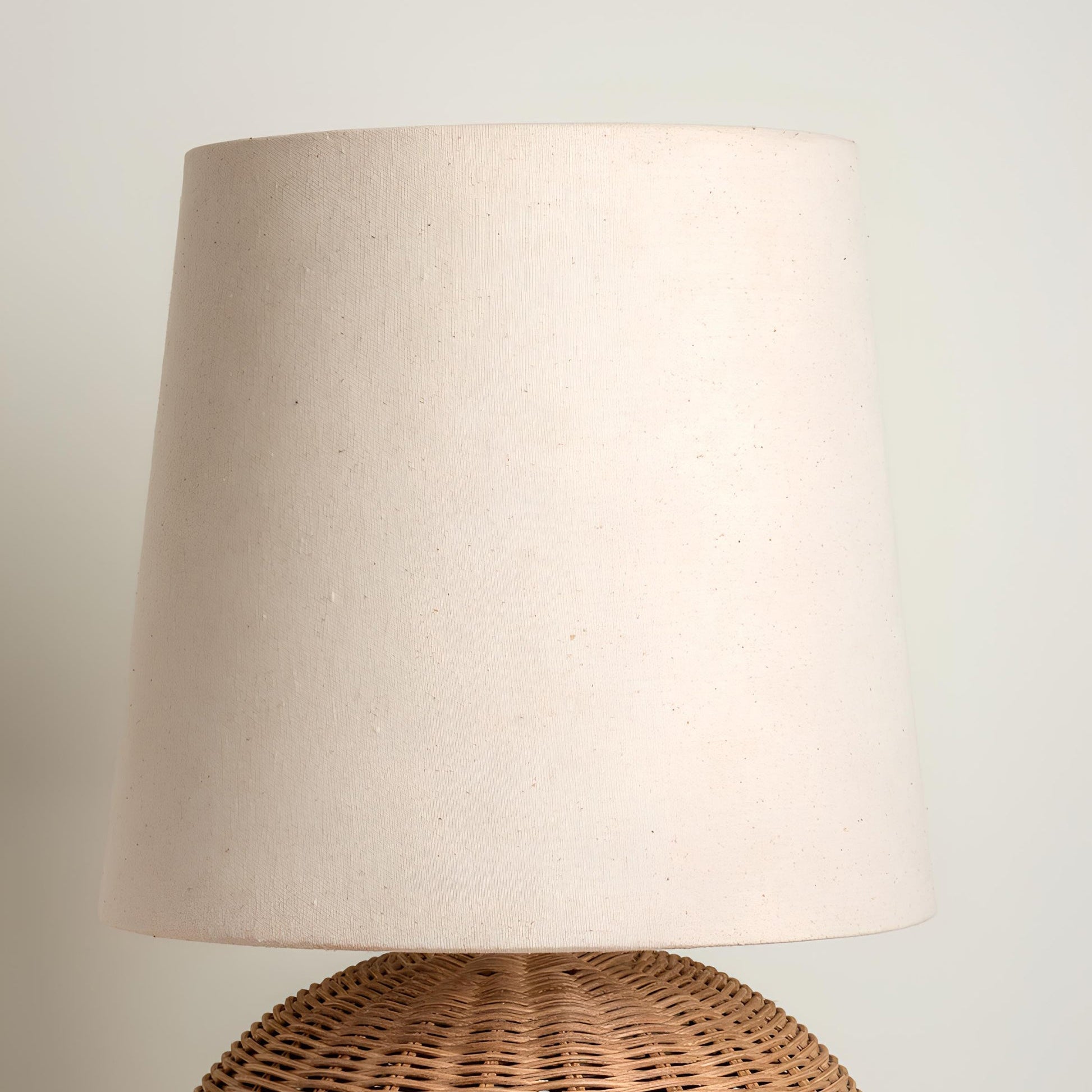 FinleyLuxe™ Tischlampe – Natürliche Rattan-Designlampe mit Stoffschirm & warmem Licht