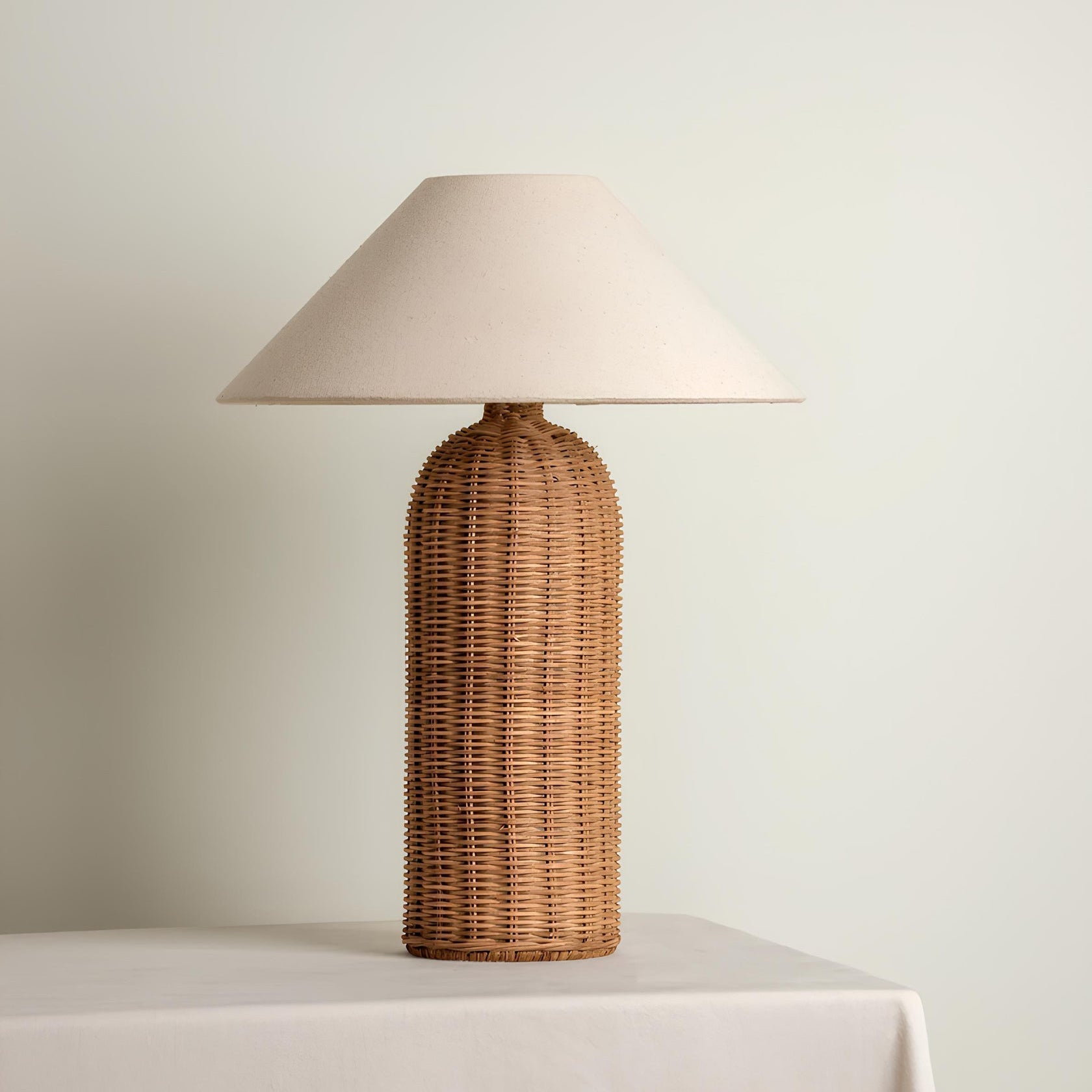 FinleyLuxe™ Tischlampe – Natürliche Rattan-Designlampe mit Stoffschirm & warmem Licht