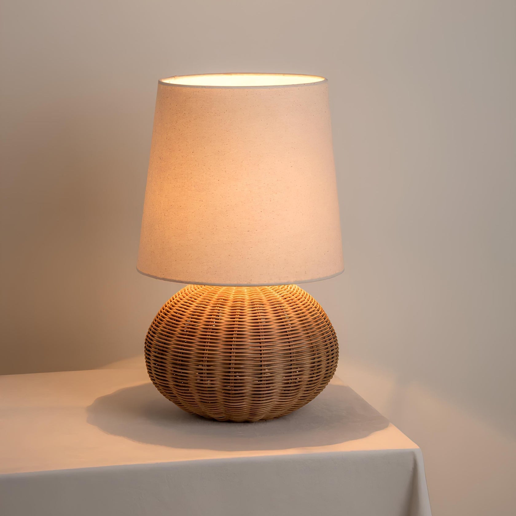 FinleyLuxe™ Tischlampe – Natürliche Rattan-Designlampe mit Stoffschirm & warmem Licht