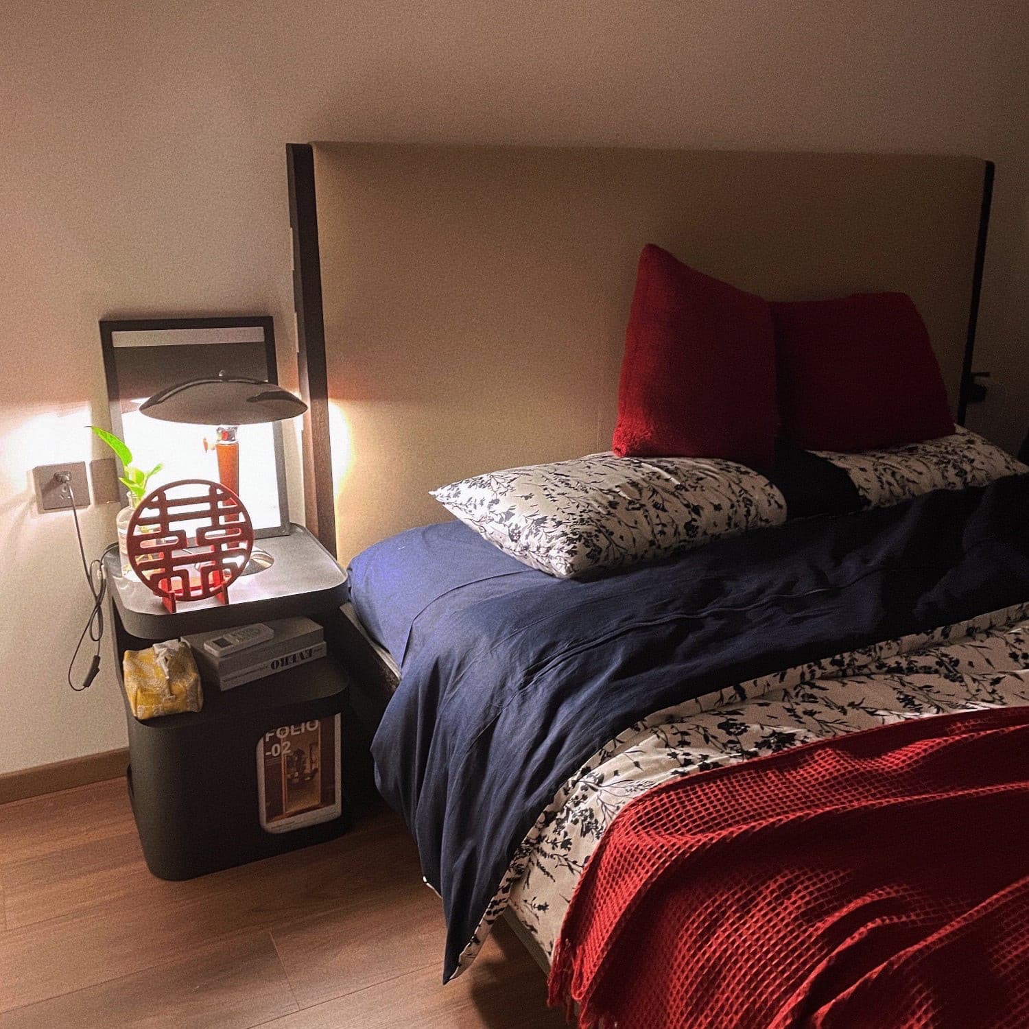 MinimalGlow™ Tischlampe – Skandinavische Design-Leuchte mit Holzdetails & sanftem Licht