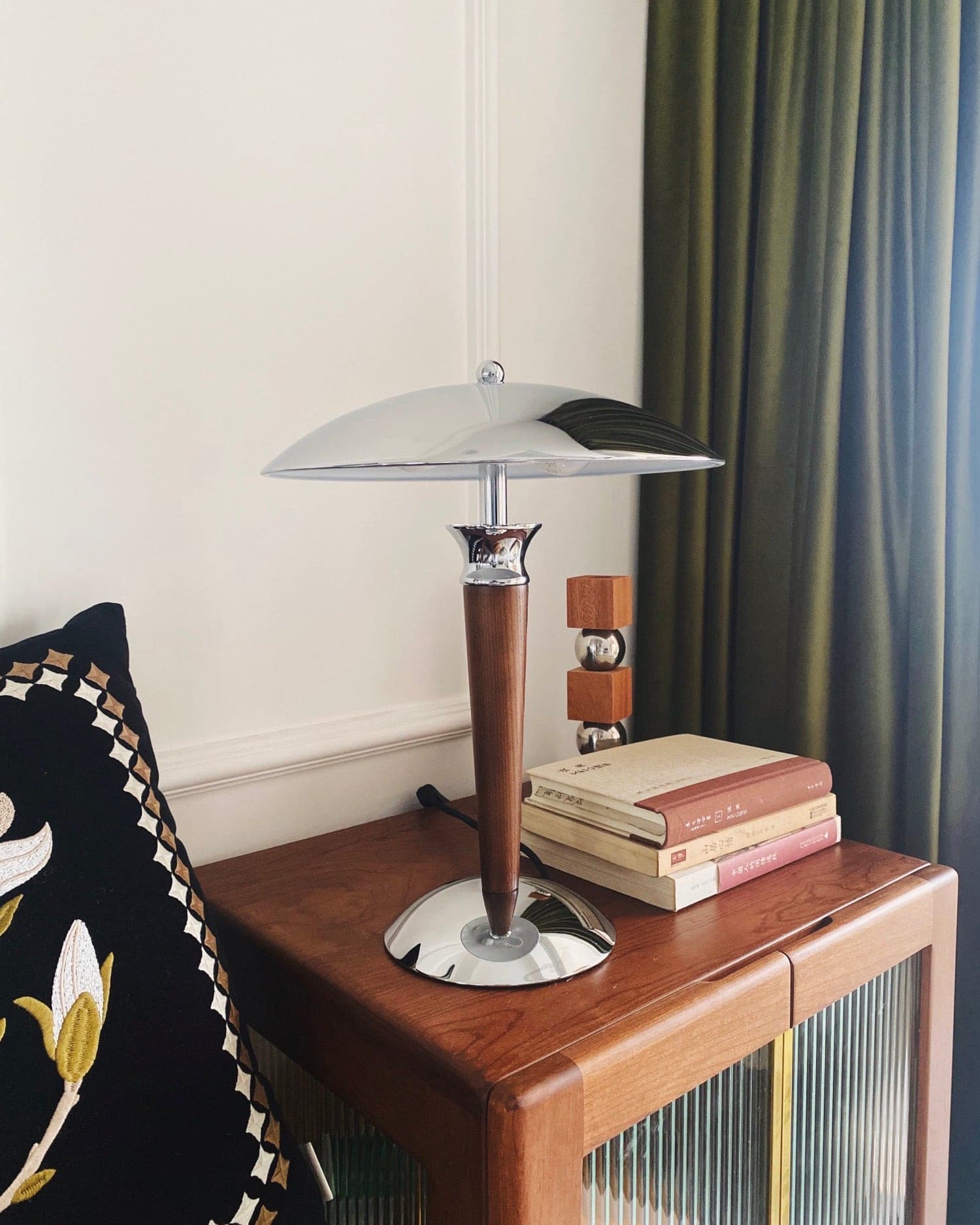 MinimalGlow™ Tischlampe – Skandinavische Design-Leuchte mit Holzdetails & sanftem Licht