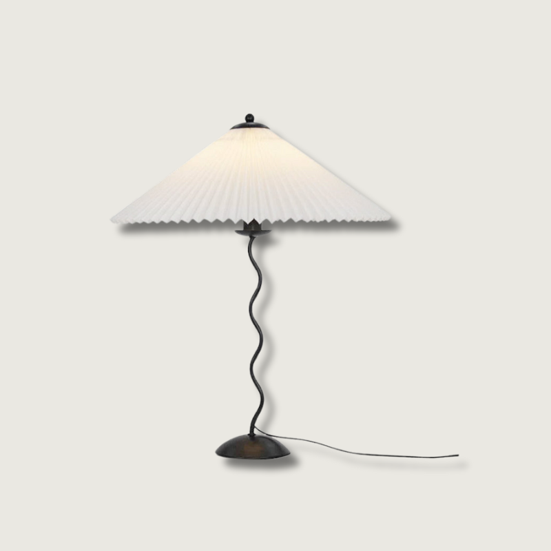 LuxeFold™ Tischlampe – Design-Leuchte mit plissiertem Schirm & Holzfuß