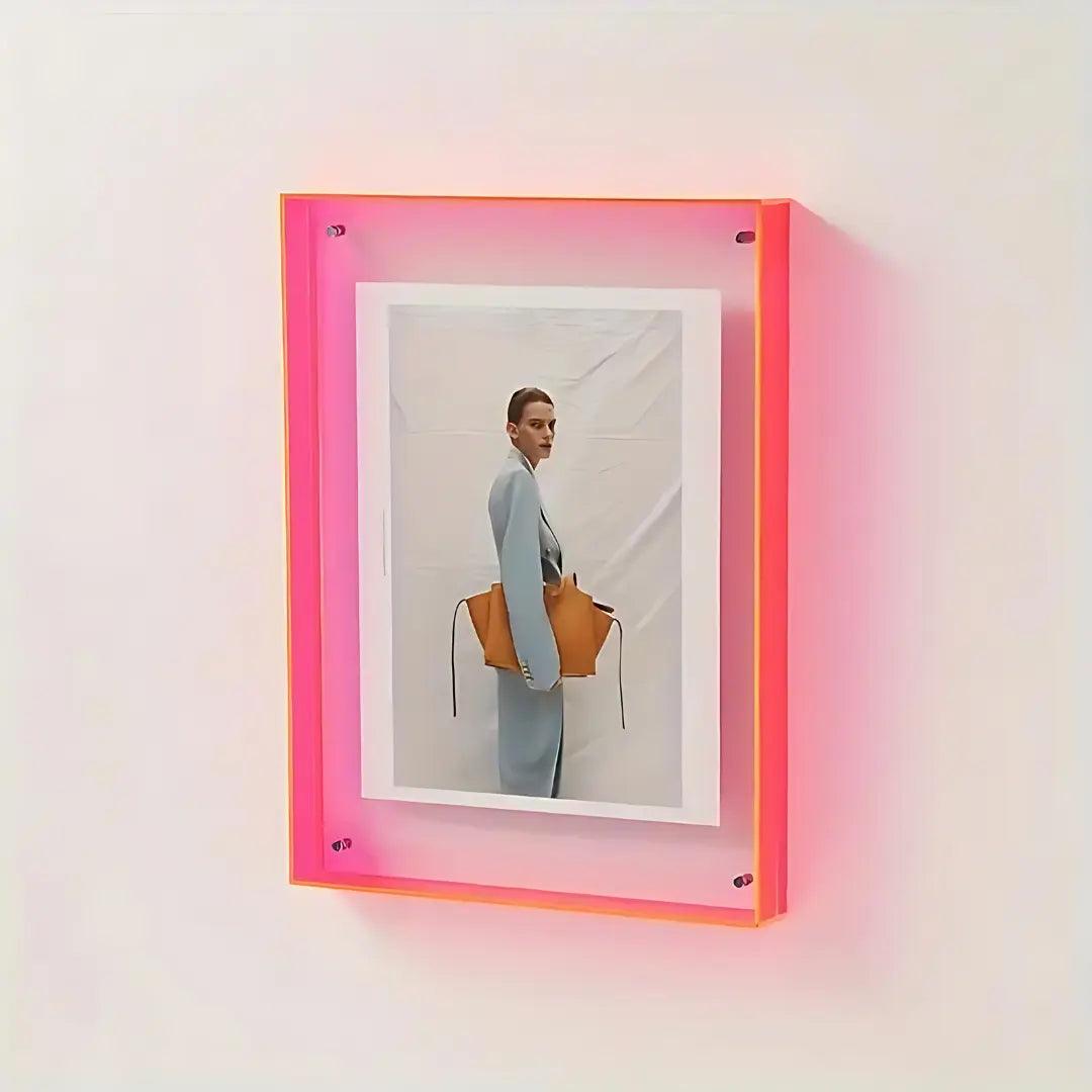 AuraFrame™ – Transparenter Neon-Licht Bilderrahmen im minimalistischen Design