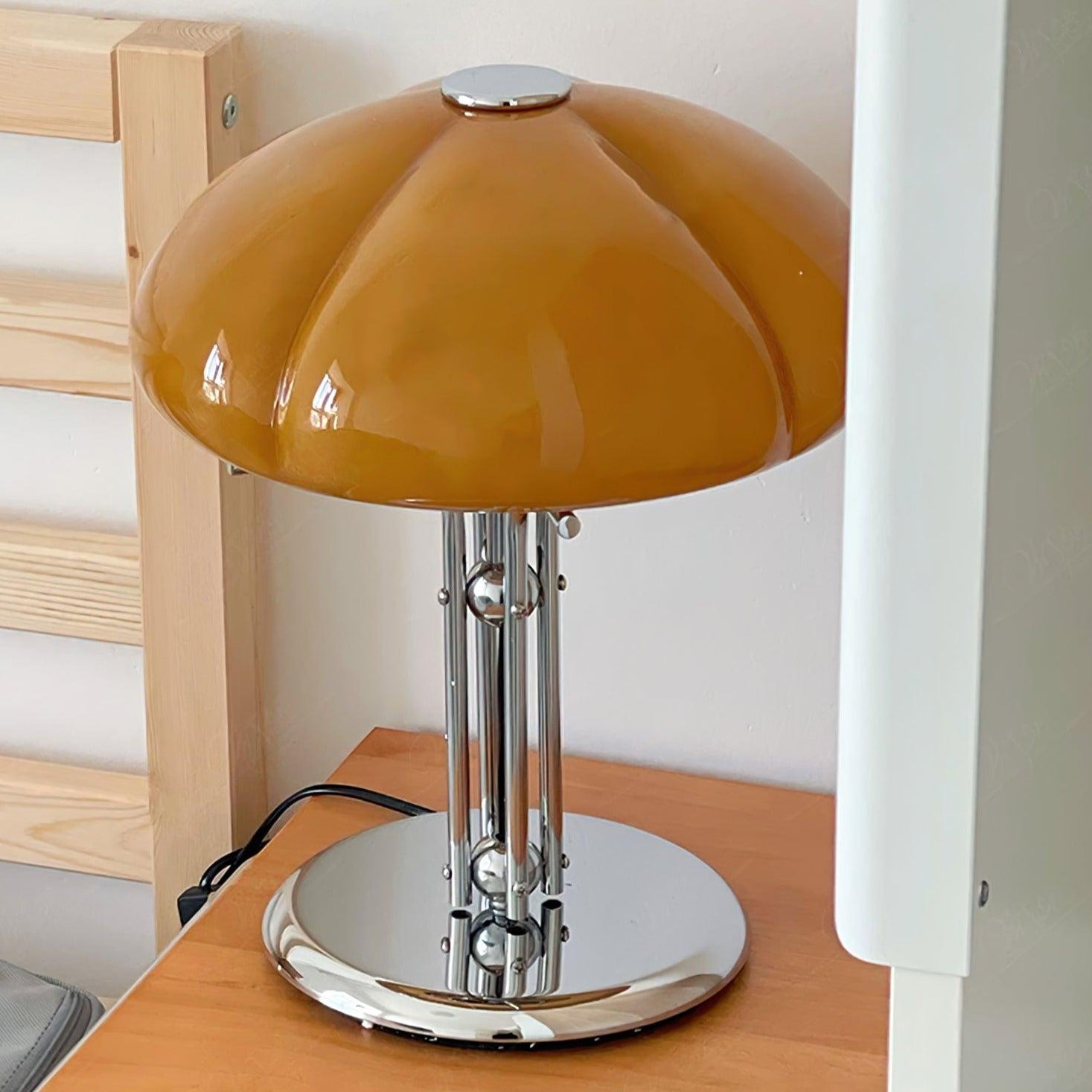GlowMushroom™ Tischlampe – Bauhaus Design-Leuchte aus Glas mit warmem Amber-Licht