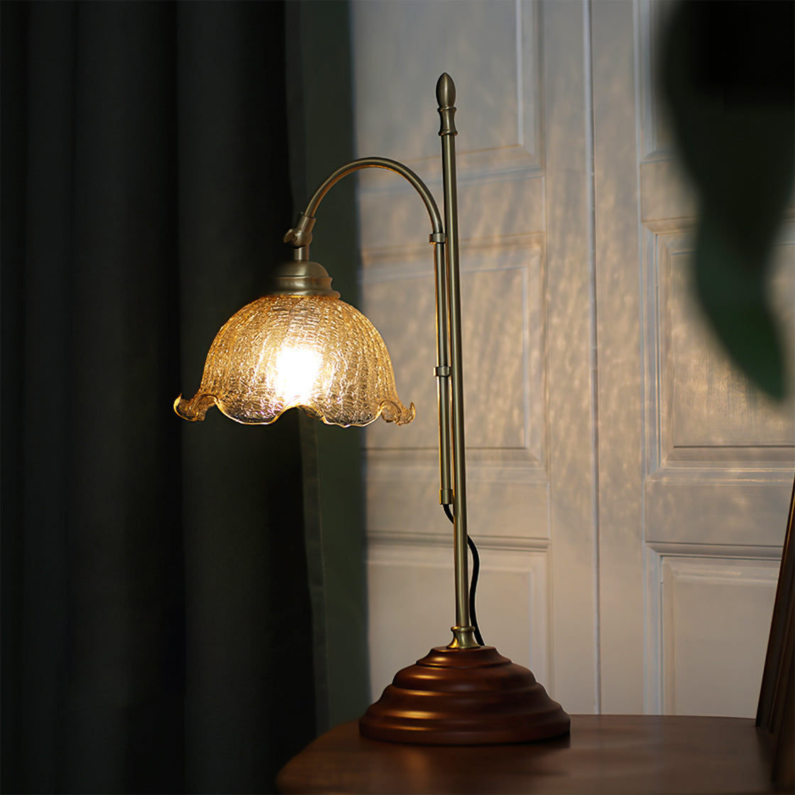 AgedRadiance™ Tischlampe – Vintage Design Lampe mit Patina-Glas & warmem Licht