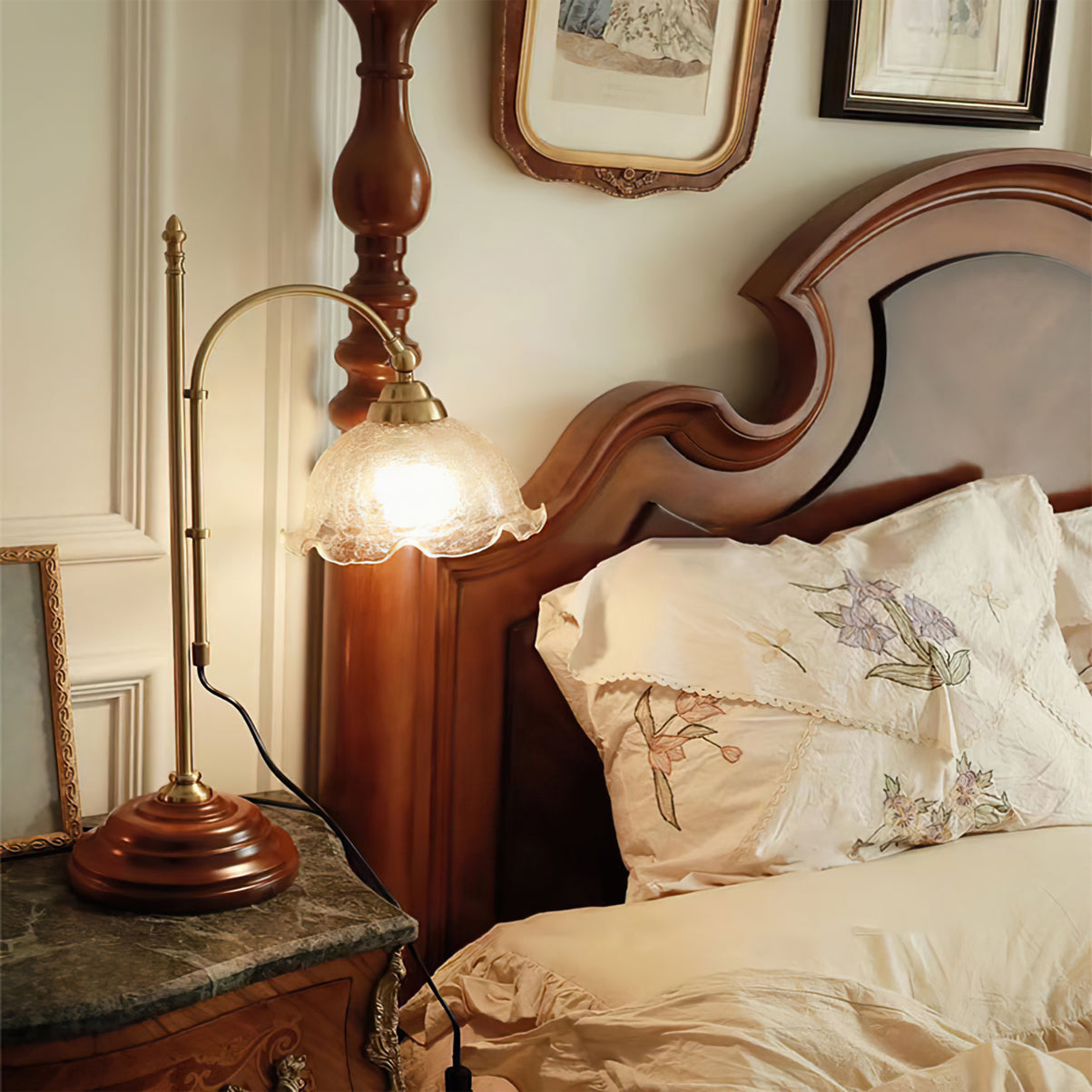 AgedRadiance™ Tischlampe – Vintage Design Lampe mit Patina-Glas & warmem Licht