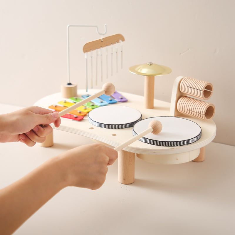 Wooden Music Table™ – Pädagogischer Musik-Spieltisch aus Holz für Kinder mit Trommeln, Xylophon & Rasseln