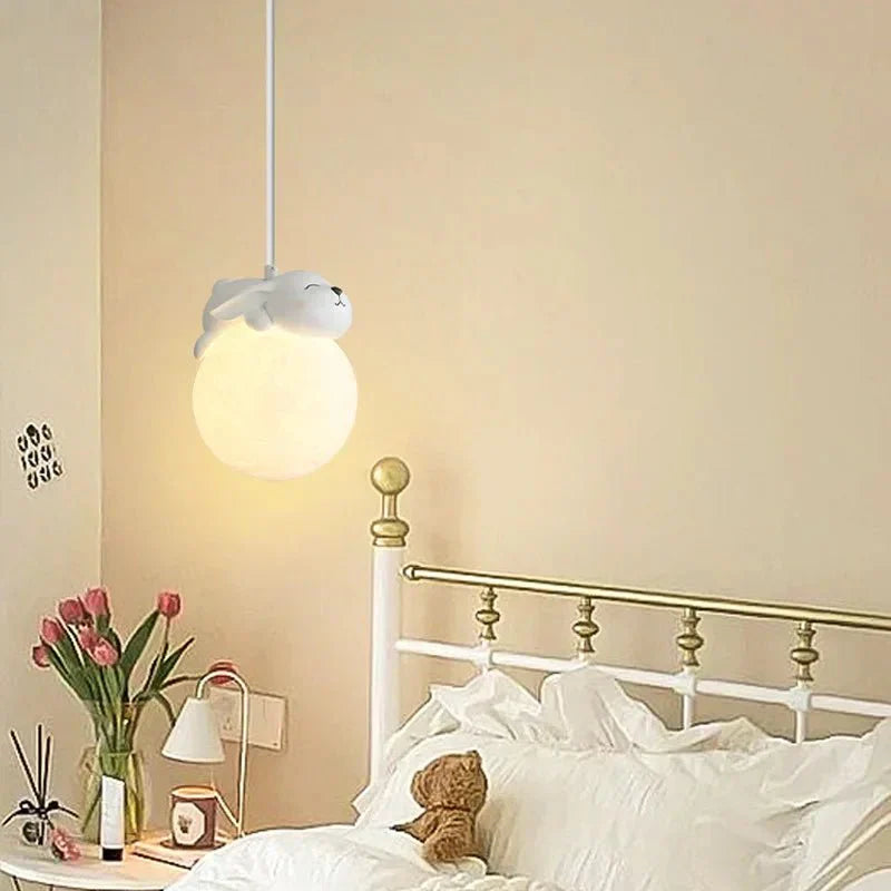 LunarBeam™ Kinderzimmer Pendelleuchte – Mondlampe mit schlafendem Tier & LED-Licht