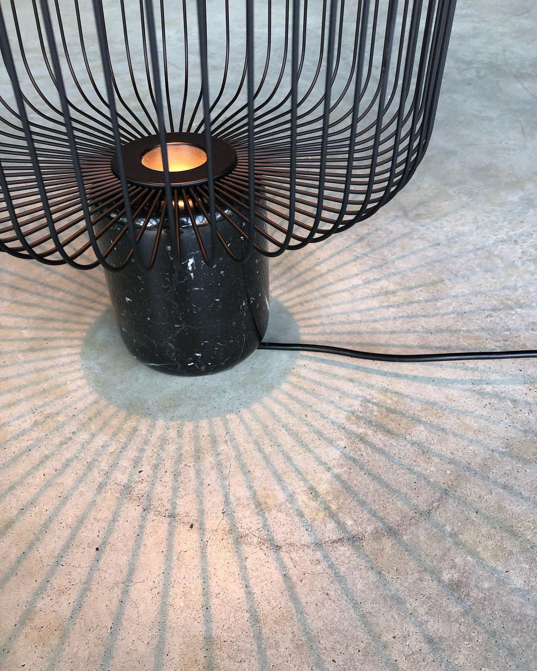KeshiBeam™ Tischlampe – Elegante Design-Lampe mit schwarzem Marmorfuß & warmem Licht