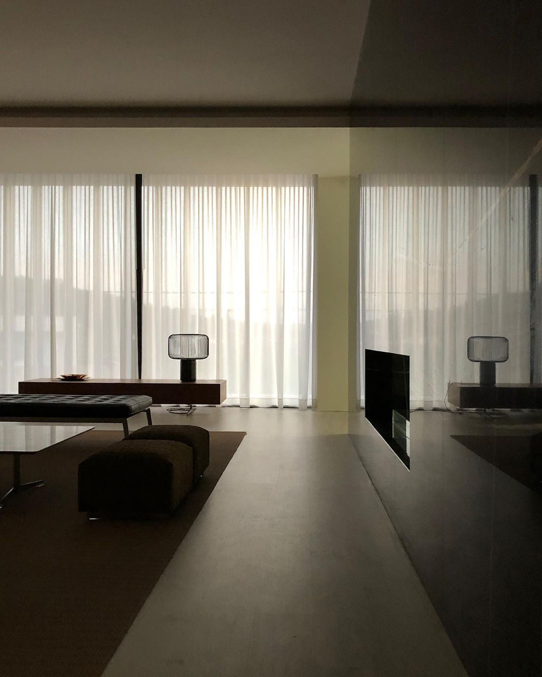 KeshiBeam™ Tischlampe – Elegante Design-Lampe mit schwarzem Marmorfuß & warmem Licht
