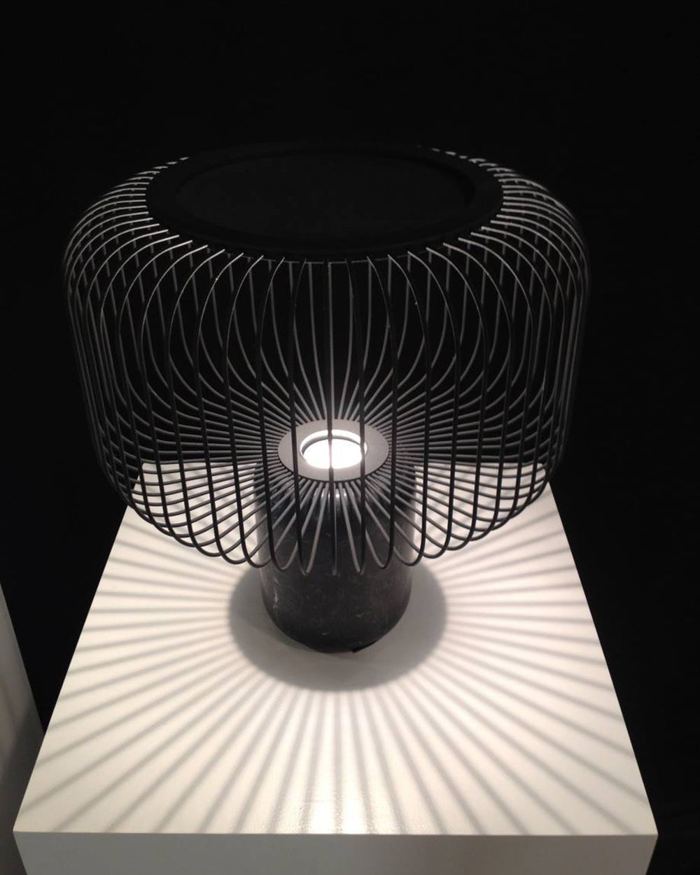 KeshiBeam™ Tischlampe – Elegante Design-Lampe mit schwarzem Marmorfuß & warmem Licht