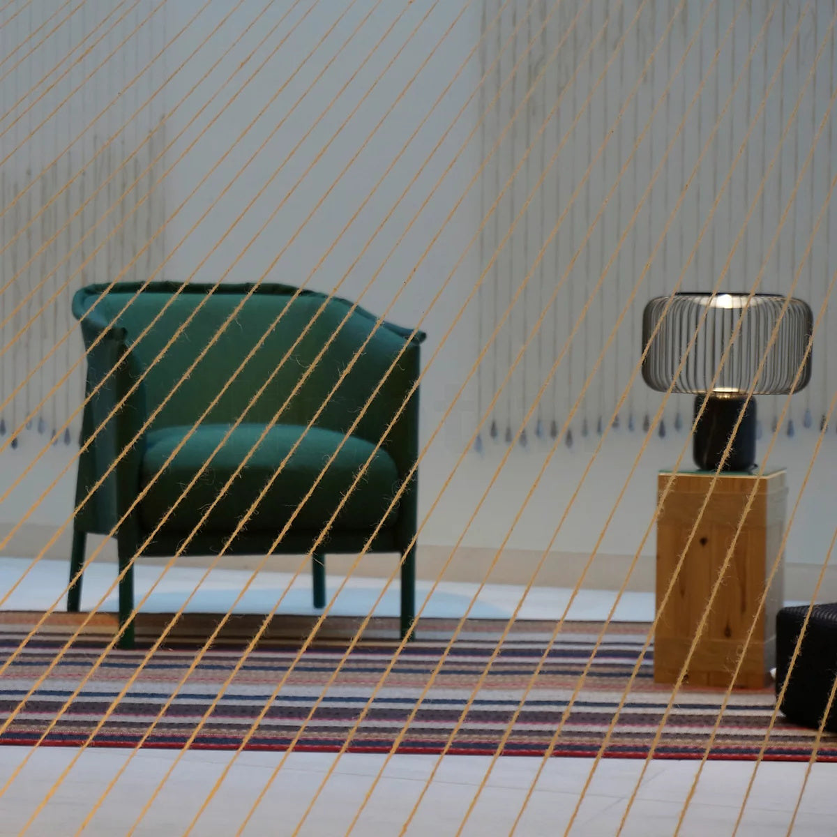 KeshiBeam™ Tischlampe – Elegante Design-Lampe mit schwarzem Marmorfuß & warmem Licht
