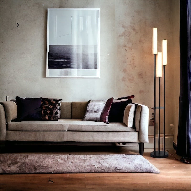 GlowRack™ LED Stehlampe mit Regal – Dimm­bare Aluminium-Bodenleuchte mit Ablage & Fernbedienung