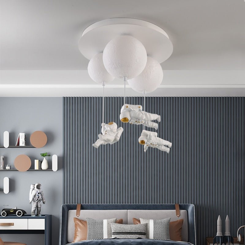 GalacticGlow™ Spaceman Deckenleuchte – Astronaut Mondlampe für Kinderzimmer